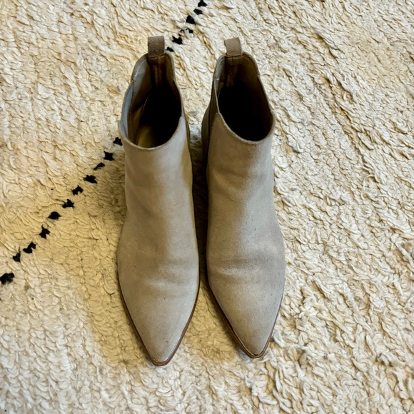 YALE POINTY TOE CHELSEA BOOTIE - Picture 2 of 3